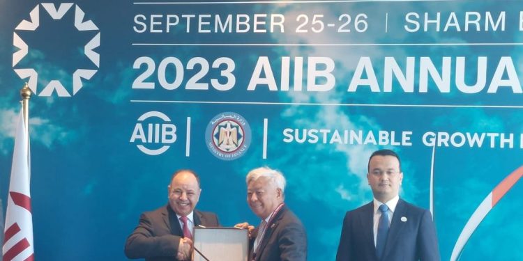 مصر سلَّمت رئاسة مجلس محافظي البنك الآسيوي للاستثمار في البنية التحتية إلى أوزبكستان خلال 2024