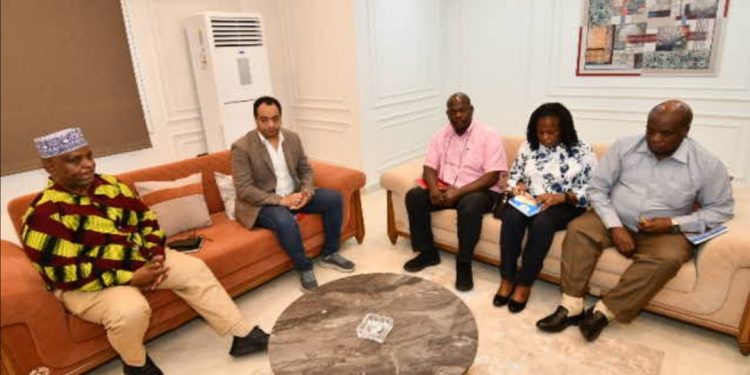 الإسكان: وفد من دولة كينيا يزور حدائق أكتوبر لبحث التعاون في قطاع الإسكان