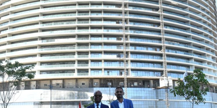 مستشار نائب رئيس جمهورية جنوب إفريقيا يزور مدينة العلمين الجديدة.. ويتفقد معالمها