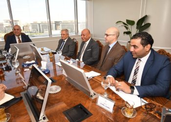 وزير الإسكان يلتقى مسئولى إحدى الشركات لبحث سبل التعاون فى توفير احتياجات مشروعات المياه والصرف من الطلمبات وقطع غيارها