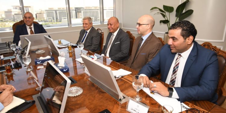وزير الإسكان يلتقى مسئولى إحدى الشركات لبحث سبل التعاون فى توفير احتياجات مشروعات المياه والصرف من الطلمبات وقطع غيارها