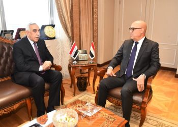 وزير الإسكان يبحث مع السفير العراقى بالقاهرة سبل تعزيز التعاون.. ودور شركات المقاولات المصرية فى المشروعات التنموية بالعراق