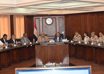 وزير الإسكان ومحافظ الإسكندرية يستعرضان موقف المشروعات الجارى تنفيذها بالمحافظة