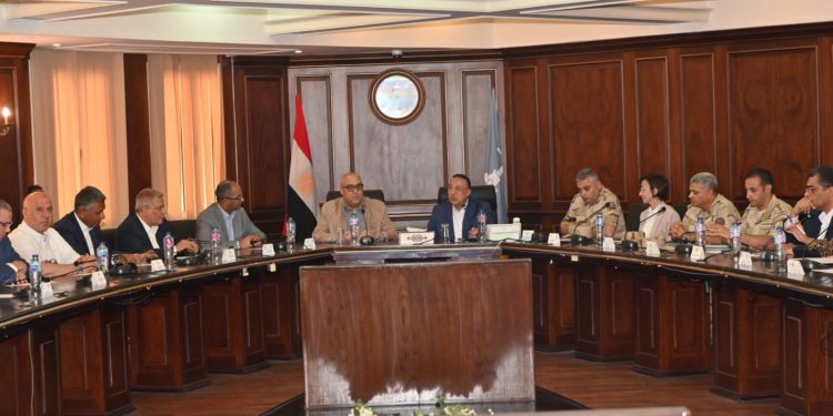 وزير الإسكان ومحافظ الإسكندرية يستعرضان موقف المشروعات الجارى تنفيذها بالمحافظة