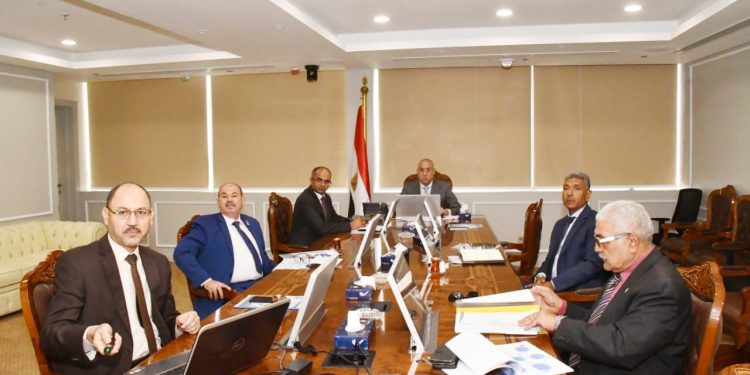 وزير الإسكان يتابع مشروع تطوير ورفع كفاءة وتوسعات محطة معالجة الصرف الغربية بالإسكندرية
