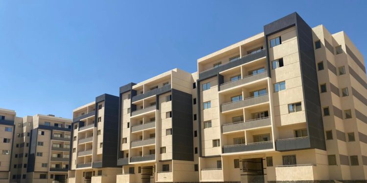 وزير الإسكان يُتابع موقف “سكن كل المصريين ” والطرق والمحاور بالقاهرة الجديدة
