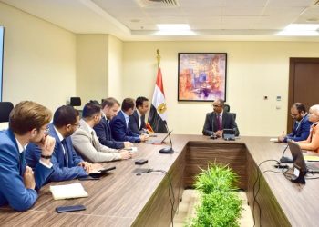 نائب وزير الإسكان يلتقى أحد التحالفات العالمية المتخصصة في إنشاء وتشغيل محطات تحلية المياه بموارد الطاقة المتجددة
