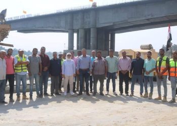 نائب رئيس ” الطرق والكباري ” يتفقد محور دراو وبديل خزان أسوان