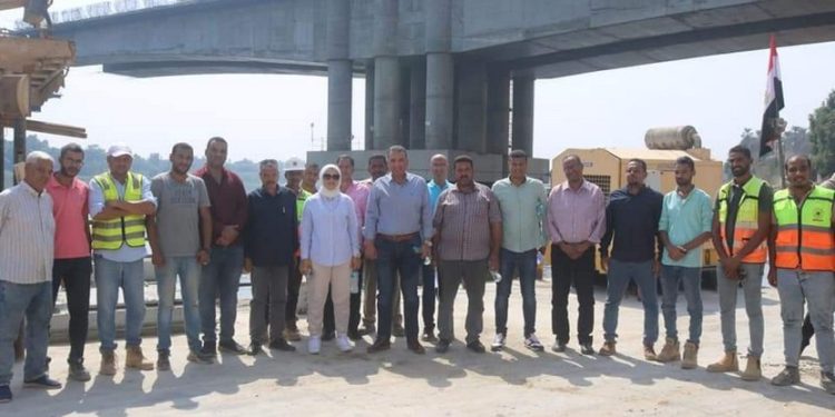 نائب رئيس ” الطرق والكباري ” يتفقد محور دراو وبديل خزان أسوان