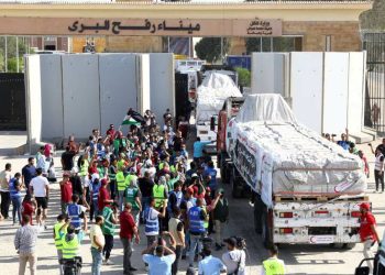 مساعدات مصرية للجانب الفلسطيني علي معبر رفح