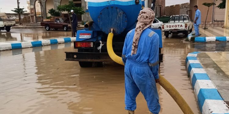 القابضة للمياه الدفع بسيارات من شركات القاهرة والجيزة والإسكندرية للمعاونة فى إزالة تراكمات المياه بمطروح