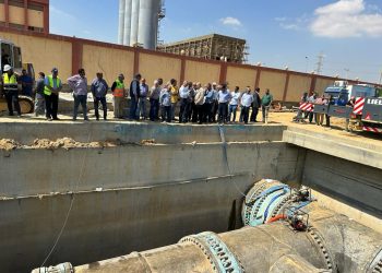 تسريب بخط مياه 2200 مم بمدينة القاهرة الجديدة.. ووزير الإسكان يتابع الإصلاح بالموقع