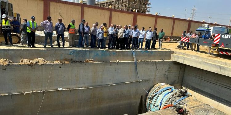 تسريب بخط مياه 2200 مم بمدينة القاهرة الجديدة.. ووزير الإسكان يتابع الإصلاح بالموقع