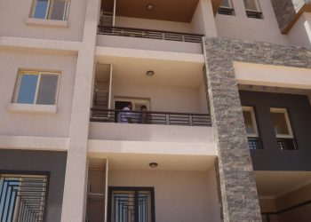 بحث إعادة تخطيط محاور الخدمات ومستويات الإسكان بالعاشر من رمضان..وتقدم الأعمال بـ”سكن كل المصريين”