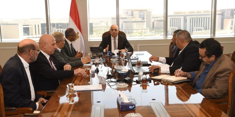 وزير الإسكان يتابع خطة تكثيف العمالة والمعدات وموعد الانتهاء من تطوير الصرف الصحى بالمقطم.. بتكلفة 600 مليون جنيه