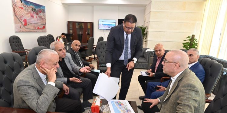 جانب من الاجتماع بالعلمين الجديدة