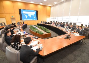 مساعد وزير الإسكان يعقد اجتماعاً موسعاً مع وفد كوري لبحث التعاون المشترك