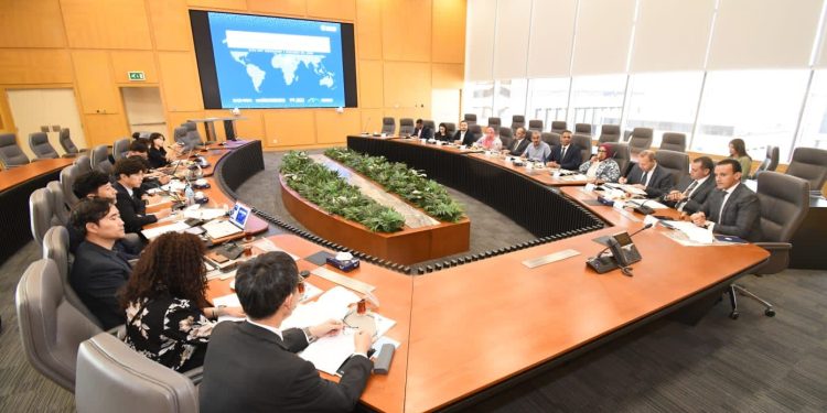 مساعد وزير الإسكان يعقد اجتماعاً موسعاً مع وفد كوري لبحث التعاون المشترك