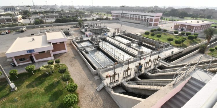 وزير البنية الأساسية بزامبيا ورئيس ” الجهاز التنفيذي لمياه الشرب ” يتفقدان محطة معالجة الصرف الصحي بالجبل الأصفر