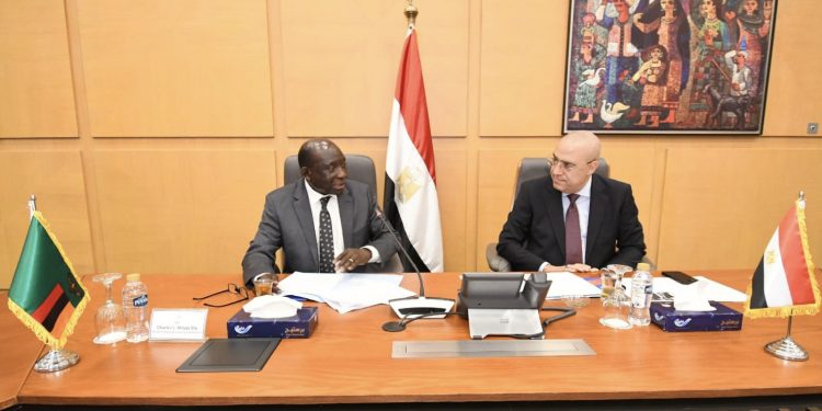 وزير الإسكان يعرض على نظيره الزامبى التجربة العمرانية المصرية خاصة فى مجال إسكان محدودى الدخل ومشروعات البنية الأساسية