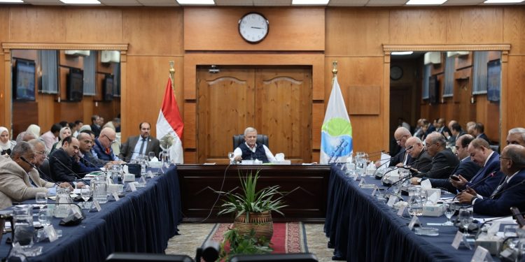 اثناء التنسيقية العليا لشركات المياه.. رئيس القابضة يتابع معدلات تنفيذ مشروعات حياة كريمة
