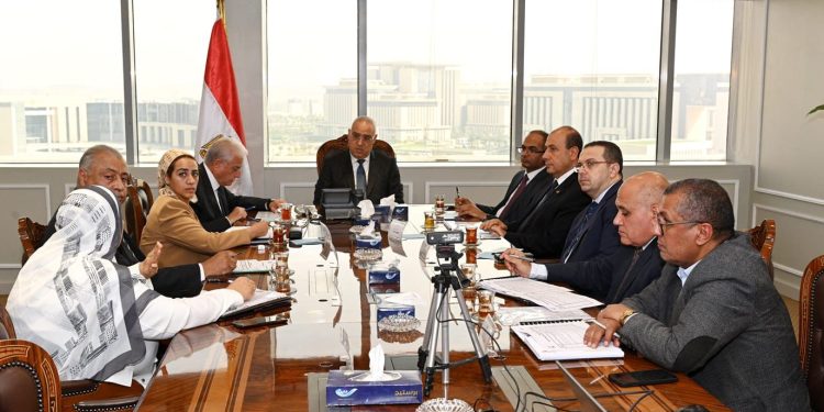 وزير الإسكان ومحافظ جنوب سيناء يتابعان المشروعات المشتركة فى مجالات الإسكان ومياه الشرب والصرف