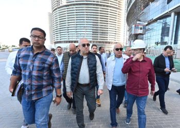 وزير الإسكان يتجول بمنطقة الأبراج الشاطئية وكمبوند “مزارين” بمدينة العلمين الجديدة لمتابعة تقدم الأعمال