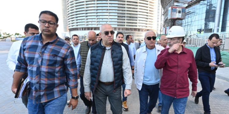 وزير الإسكان يتجول بمنطقة الأبراج الشاطئية وكمبوند “مزارين” بمدينة العلمين الجديدة لمتابعة تقدم الأعمال