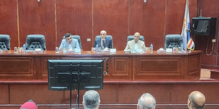 مسئولو “الإسكان” يتابعون الموقف التنفيذي للمشروعات وخطط العمل بعدة مدن أبرزها القاهرة الجديدة والعاصمة