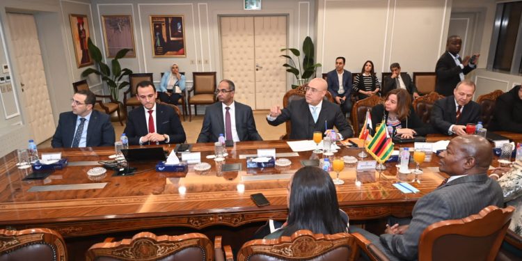 وزير الإسكان يعرض على نظيره من زيمبابوى والوفد المرافق له التجربة العمرانية المصرية فى مختلف جوانبها