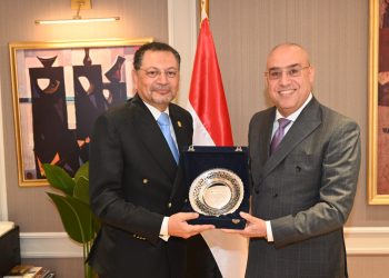 وزير الإسكان يبحث مع عميد كلية التخطيط الإقليمي والعمراني بجامعة القاهرة سبل التعاون المشترك