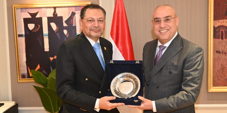 وزير الإسكان يبحث مع عميد كلية التخطيط الإقليمي والعمراني بجامعة القاهرة سبل التعاون المشترك