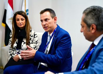 رئيس العاصمة الإدارية يلتقي مسؤولي شنايدر إلكتريك لبحث أحدث حلول ترشيد الطاقة والاستدامة بالمدن الذكية