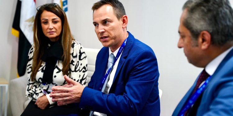 رئيس العاصمة الإدارية يلتقي مسؤولي شنايدر إلكتريك لبحث أحدث حلول ترشيد الطاقة والاستدامة بالمدن الذكية