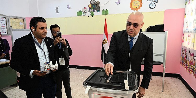 وزير الإسكان يُدلي بصوته فى الانتخابات الرئاسية بمدرسة فاطمة عنان الإعدادية بالقاهرة الجديدة