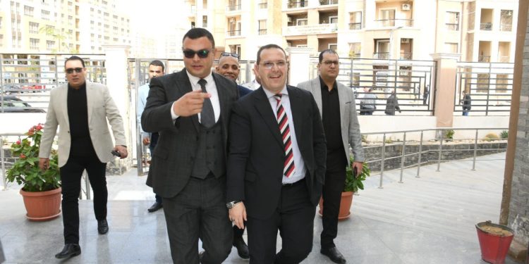 نائب رئيس هيئة المجتمعات العمرانية يتفقد اللجان الانتخابية بالعاصمة الإدارية