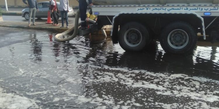 مياه الشرب بالبحر الأحمر تسحب مياه الأمطار بمدن سفاجا والقصير واستمرار حالة الطوارئ