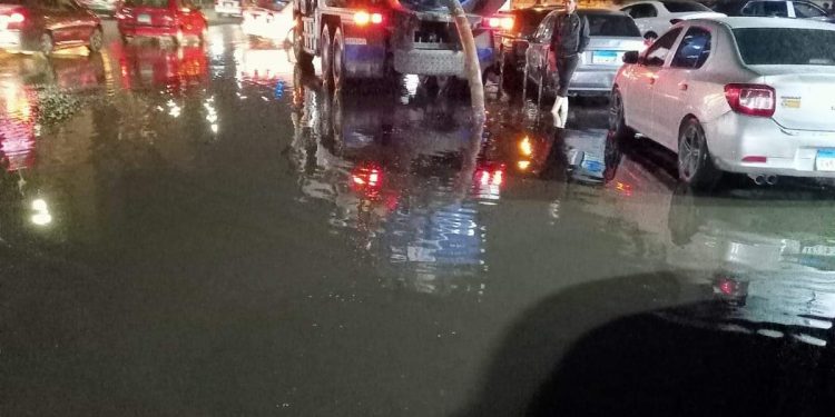 القاهرة والجيزة لمياه الشرب والصرف الصحي تقومان بسحب مياه الأمطار المتساقطة اليوم