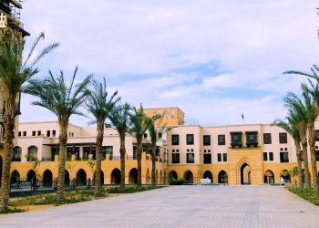 وزير الإسكان يستعرض التصميمات الداخلية للفندق المُنفذ بمشروع “سور مجري العيون”