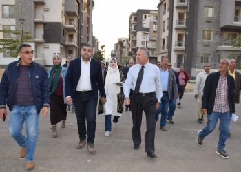 رئيس جهاز الشيخ زايد يتفقد مشروع جنة ٢ بالمدينة ويلتقي ساكنيه