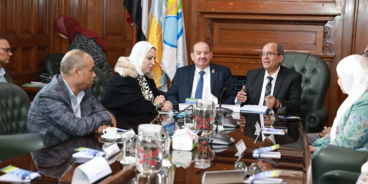 تعزيز التعاون بين شركتى مياه وصرف الإسكندرية ولجنة المجتمع المدنى