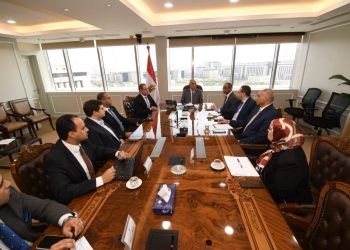 وزير الإسكان يلتقى مسئولى مبادرة تطوير الصناعة لتوفير احتياجات مشروعات المياه والصرف الصحى وأجهزة التكييف