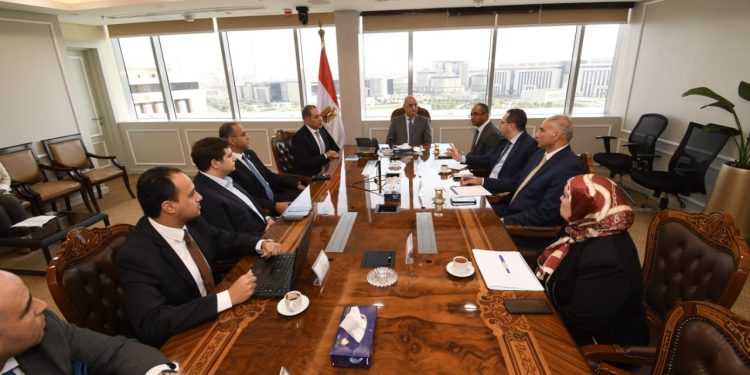 وزير الإسكان يلتقى مسئولى مبادرة تطوير الصناعة لتوفير احتياجات مشروعات المياه والصرف الصحى وأجهزة التكييف