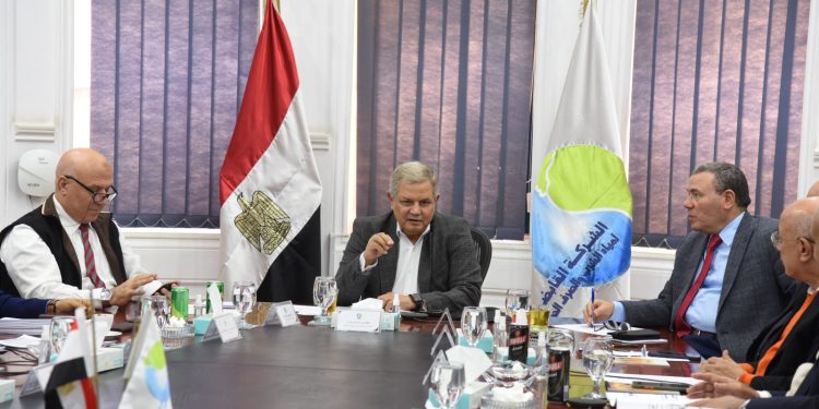 رئيس القابضة للمياه يتابع معدلات التنفيذ لمشروعات حياة كريمة