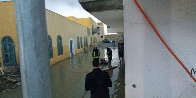 مياه البحر الأحمر تسحب مياه الأمطار بمدينة القصير.. وتعلن استمرار حالة الطوارئ