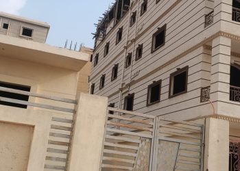 جهاز مدينة بدر يُزيل شدة خشبية ومخالفة بناء بقطعتي أرض سكنيتين