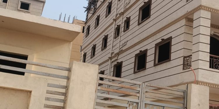 جهاز مدينة بدر يُزيل شدة خشبية ومخالفة بناء بقطعتي أرض سكنيتين