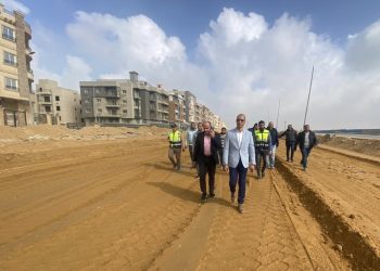 جهاز مدينة القاهرة الجديدة يزيل مخالفات بناء في مهدها بعدة مناطق 