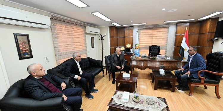 وزير الإسكان يعقد اجتماعا بمقر شركة مياه الجيزة لمتابعة موقف خدمات مياه الشرب والصرف الصحى بالمحافظة