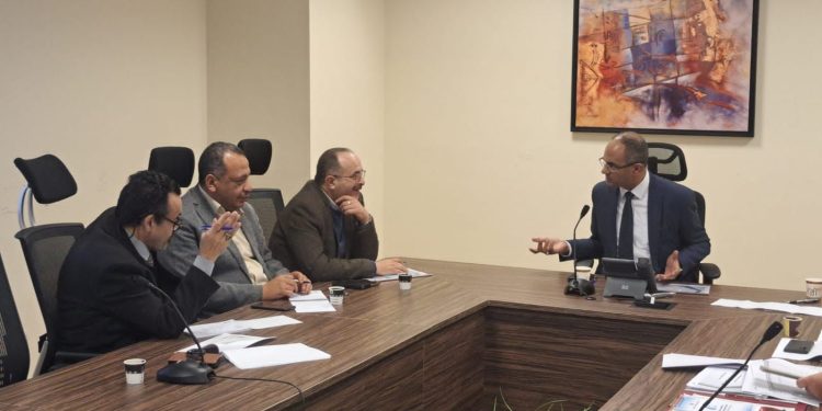 نائب وزير الإسكان يناقش مع رئيس المقاولون العرب فرص التعاون في قطاع المرافق